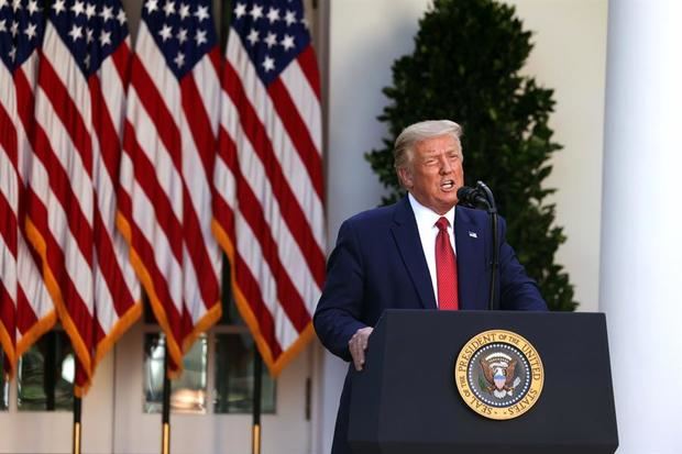 El presidente de Estados Unidos, Donald Trump, fue registrado este martes en los jardines de la Casa Blanca, durante una conferencia de prensa, en Washington DC (EE.UU.).