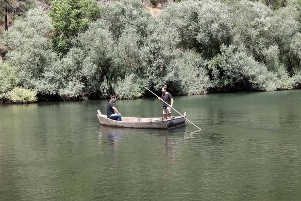 Paseos en barca a la antigua usanza por el río Zêzere en la localidad lusa de Janeiro de Cima. 