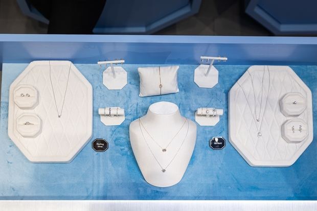 Inspirada en la visión original de Daniel Swarovski, quien en 1895 se propuso democratizar el lujo a través de la innovación y la artesanía de precisión.