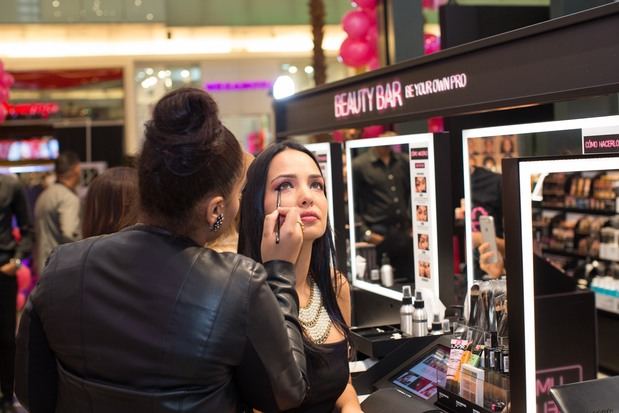 Durante la apertura, los clientes disfrutaron de la “Zona NYX”, donde se realizaron retoques de maquillaje y peinados.