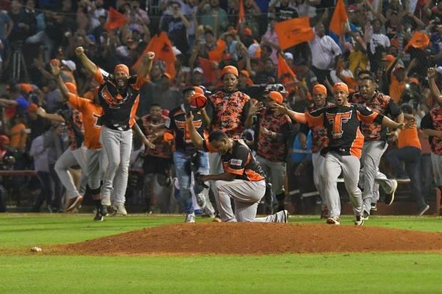 Los Toros ganan doble cartelera a los Leones en la liga dominicana.