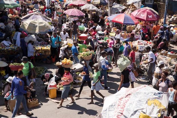 Clientes caminan entre los puestos de venta en el mercado de Pétion Ville, en Puerto Príncipe, Haití.