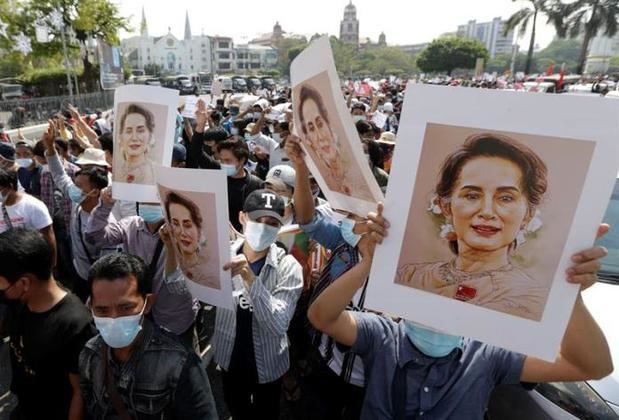 Miles de personas tomaron las calles en el tercer día de protestas masivas contra el golpe militar.