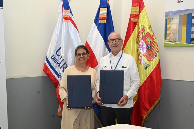 Voluntariado Banreservas y UNIROMANA firman convenio para otorgar becas a estudiantes sobresalientes.