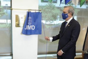 El presidente Abinader desvela una placa conmemorativa de la visita a la OMT.