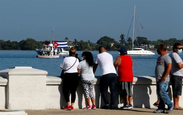 Personas observan una regata para exigir el cese del bloqueo de Estados unidos contra Cuba hoy, en el Malecón de la ciudad de Cienfuegos, Cuba.