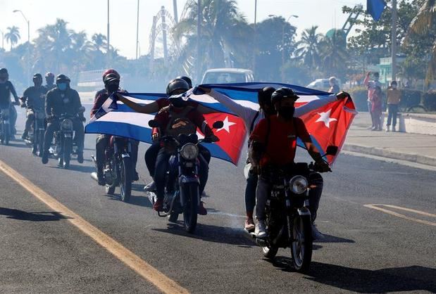 Un grupo de motoristas participa en una caravana para exigir el cese del bloqueo de Estados unidos contra Cuba hoy, en el Malecón de la ciudad de Cienfuegos, Cuba.