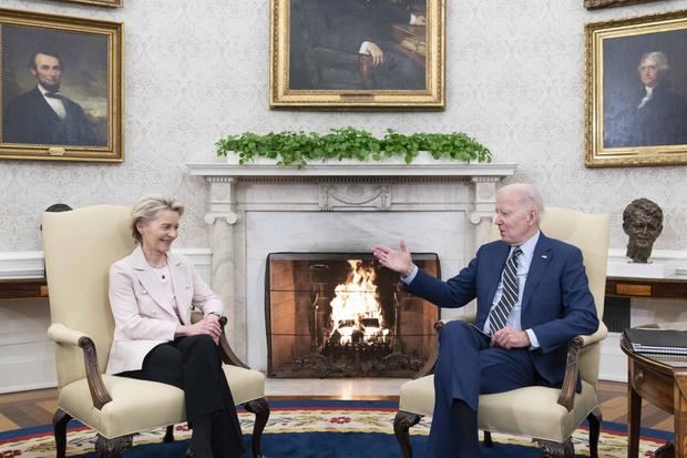 La presidenta de la Comisión Europea (CE), Ursula von der Leyen (i), se reúne con el presidente de EE.UU., Joe Biden (d), este 10 de marzo de 2023, en la Casa Blanca, Washington.