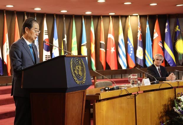 El primer ministro de Corea del Sur, Han Duck-soo (izquierda), pronuncia un discurso de apertura durante una sesión especial de la Comisión Económica para América Latina y el Caribe (CEPAL) de las Naciones Unidas en Santiago de Chile.