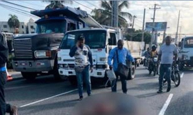 Muere joven cayó de un vehículo en marcha