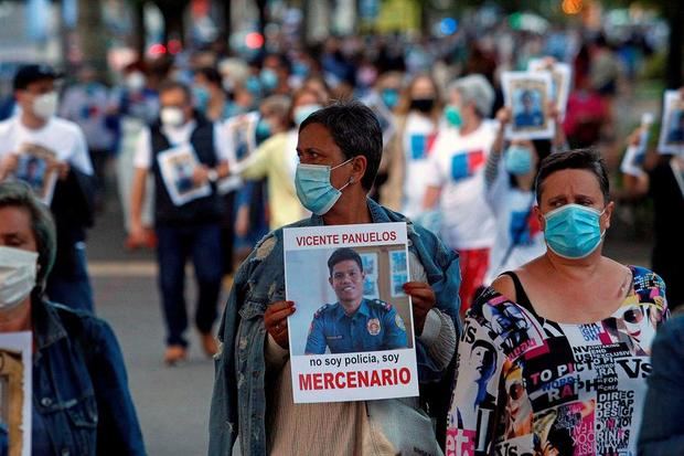 Familiares y amigos de Diego Bello, el coruñés de 32 años abatido en enero por la policía filipina, durante una manifestación bajo el lema “Filipinas mata, el Gobierno de España calla”.