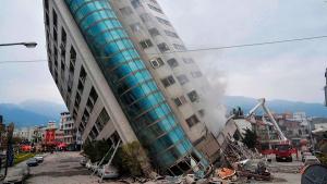 Un terremoto de magnitud 6,7 hizo colapsar edificios en Japón
