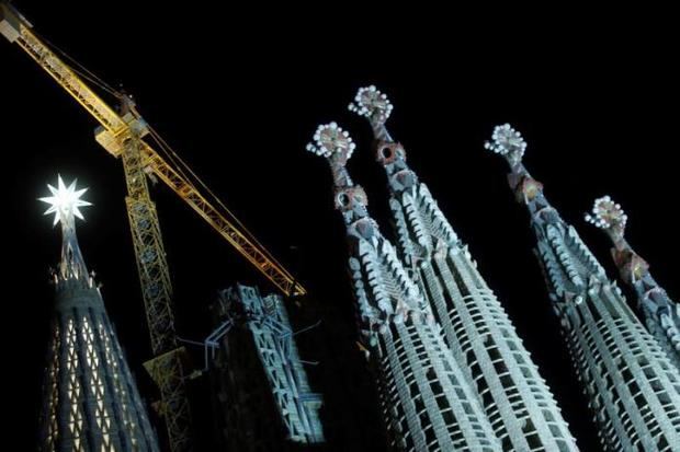 Una escultura comunitaria homenajea a la nueva torre de la Sagrada Familia.