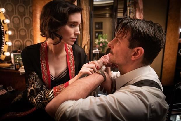 Fotograma cedido por 20th Century Studios donde aparece Rooney Mara como Molly Cahill y Bradley Cooper como Stanton Carlisle, durante el rodaje de la película 'Nightmare Alley' que se estrena este viernes en EE.UU. y llegará a otros países durante las navidades. 