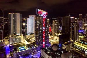 Fotografía cedida por World Satellite Television News donde se observa el edificio Paramount Miami Worldcenter, de 60 pisos y situado frente a la bahía de Vizcaya, en Miami (Florida). 