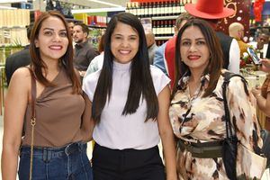 Ana María Ramírez, Marlen de Pellin y Dayanara de García.