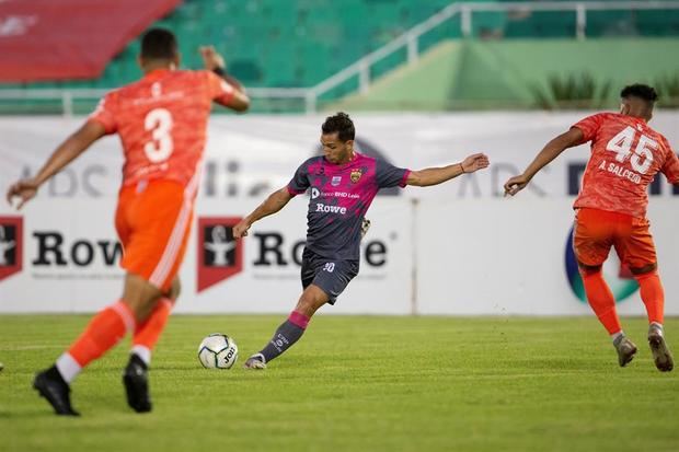 Los equipos que disputan la liga, cuyo calendario concluirá el 12 de diciembre, son el actual campeón Atlético Pantoja, de Santo Domingo, Cibao FC, Atlético Vega Real, Atlántico, Jarabacoa, Delfines del Este, así como los ya mencionados San Cristóbal y O&M.