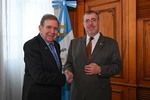 Arévalo recibe a González Urrutia durante su gira en Guatemala y le da su 