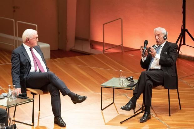 El escritor peruano Mario Vargas Llosa junto a el presentador, Jörg Tadeuz.