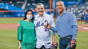 Presidente Abinader hace lanzamiento de primera bola en partido de Filis y Mets