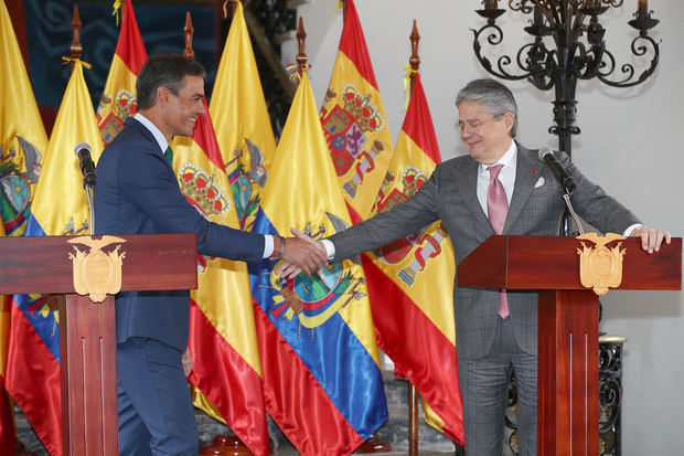 El presidente de Ecuador, Guillermo Lasso, y el presidente del Gobierno de España, Pedro Sánchez, estrechan sus manos durante una declaración conjunta a la prensa hoy, en el Palacio de Gobierno, en Quito, Ecuador.