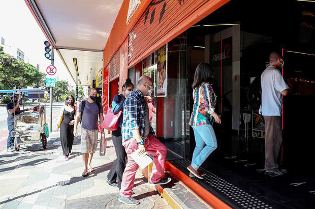 Varias personas asisten a una sala de cine en Sao Paulo, Brasil.