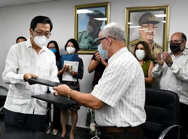 El embajador chino, Chen Xi (i) participa en la firma de una acta y la primera donación de insumos sanitarios enviados por China al pueblo de Cuba, junto a el viceministro de salud cubano, Luis Fernando Navarro (d), este lunes en La Habana, Cuba.