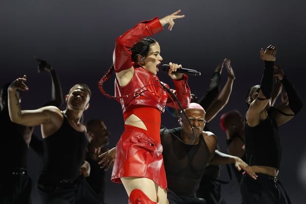 La cantante Rosalía durante el concierto ofrecido este martes en el WiZink Center, en Madrid, en el marco de su gira internacional 'Motomami'.