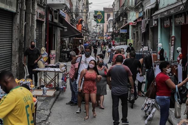 Decenas de personas caminan por el centro comercial de Saara en Río de Janeiro, Brasil.