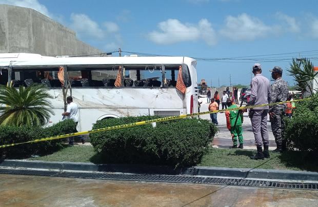 Registro general este jueves, 6 de octubre, de la parte trasera de un autobús accidentado en el que murieron dos turistas suramericanas y una veintena más resultó herida, en Punta Cana (República Dominicana).