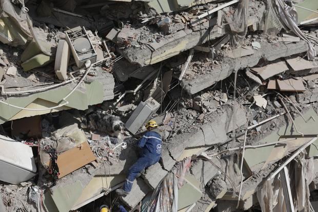 Más de 24.000 personas han muerto y Miles más están heridos después de que dos grandes terremotos azotaran el sur de Turquía y el norte de Siria el 06 de febrero. 