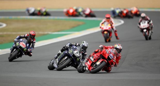 El piloto australiano Jack Miller (d) a la cabeza durante la carrera.