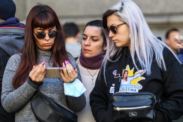 Grupos de personas participan en una concentración para escuchar un mensaje de Cristina Fernández a través de redes sociales hoy, en la puerta del Congreso de la Nación argentina, en Buenos Aires, Argentina.