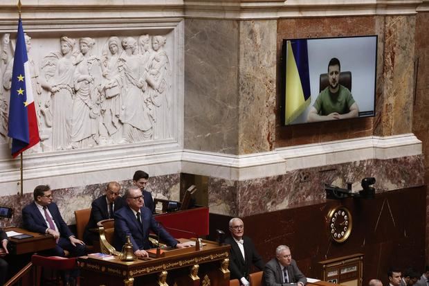 El presidente de Ucranian Volodymyr Zelensky (en la pantalla) se dirige a los diputados franceses en una vídeoconferencia en la Asamblea Nacional en Paris, Francia, el 23 de marzo de 2022.