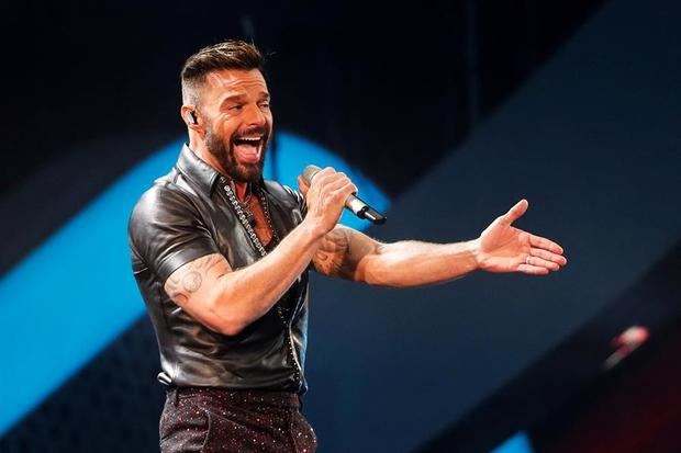 Otra escena del cantante puertorriqueño Ricky Martin en el escenario de la Quinta Vergara  durante la celebración del Festival Internacional de la Canción de Viña del Mar.