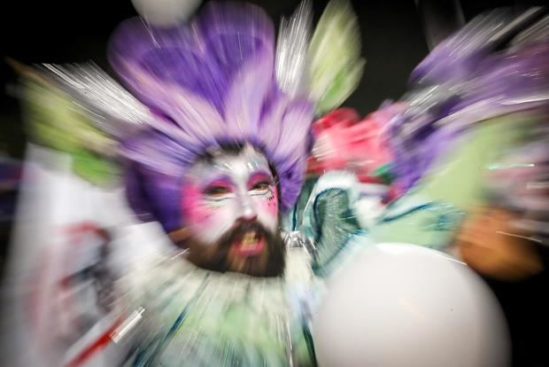 Personas participan durante el desfile que dio inicio hoy a la temporada de carnaval, en Montevideo (Uruguay).