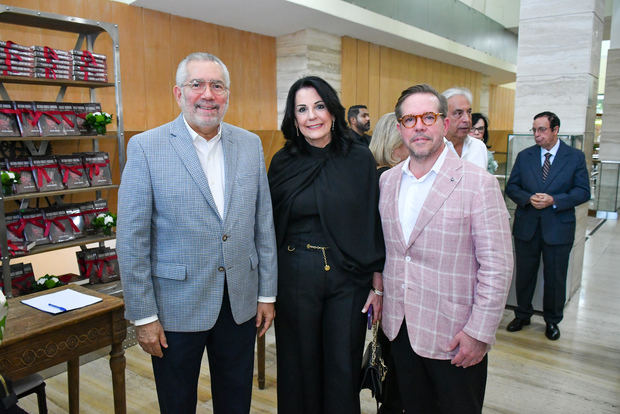 Enrique Valdez, Chabela Estrella de Bisonó y Miguel Gutiérrez.