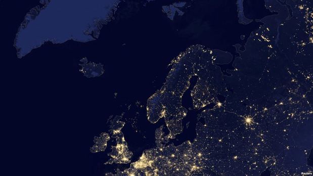 Vista nocturna de Europa y el norte de Africa tomada por el satélite Suomi National Polar Partnership (Suomi NPP) en 2012 y publicada por la NASA el 2-10-14.