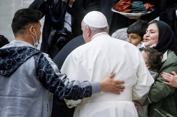 El papa Francisco con un grupo de refugiados afganos en la audiencia general de los miércoles, en el Vaticano.