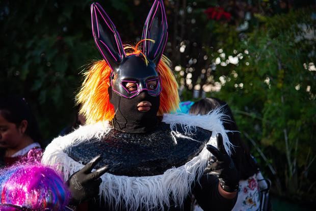 Un hombre disfrazado fue registrado este sábado, 24 de septiembre, durante un desfile de carnaval, en la comunidad de Teopisca, Chiapas, México.
