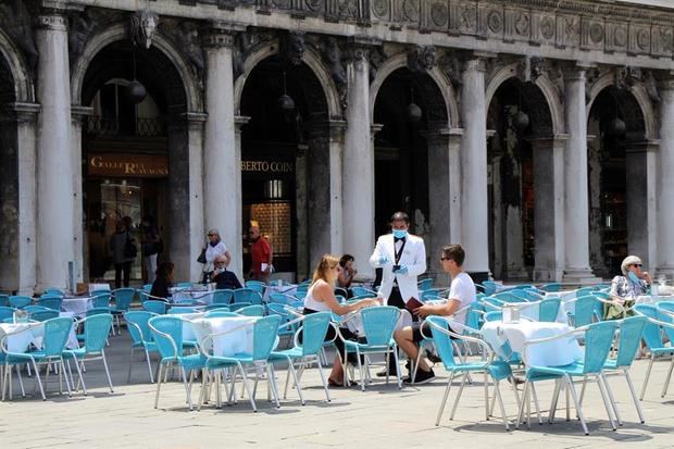 Turistas en una terraza en la plaza de San Marcos en Venecia, Italia, este viernes.