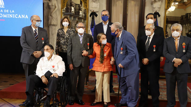 El presidente Luis Abinader condecoró este miércoles con la medalla de la Orden Heráldica de Cristóbal Colón en el grado de Caballero, a siete prominentes profesionales de la medicina.