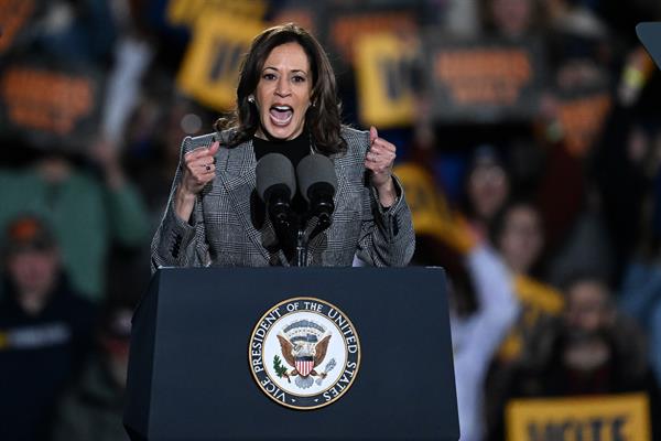 La vicepresidenta estadounidense y candidata presidencial demócrata, Kamala Harris, se dirige a la multitud en su mitin de campaña en Burns Park en Ann Arbor, Michigan, EE.UU., el 28 de octubre de 2024. 
