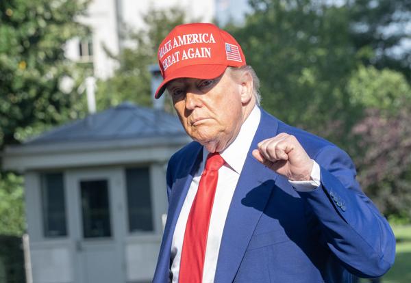 El presidente de Estados Unidos, Donald Trump, fue captado este sábado, 21 de junio, a la salida de la Casa Blanca, en Washington DC (EE.UU.) 