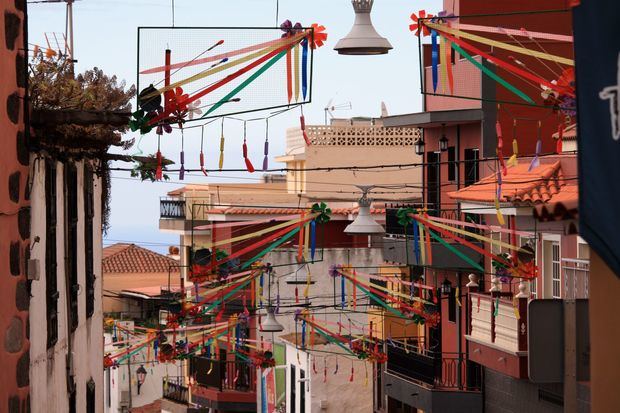 Un pequeño pueblo de Tenerife, se dispone a lanzar los fuegos artificiales mayores de Europa