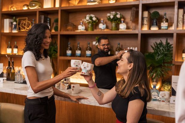 Jóvenes en el disfrute de un coctel. 