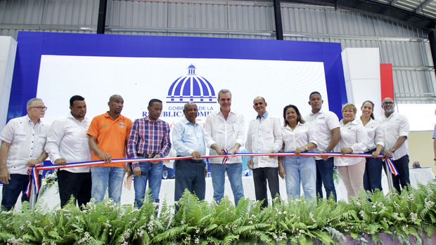 Presidente Abinader inaugura e inicia obras en Santo Domingo Norte