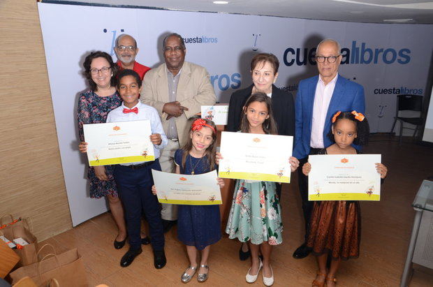 Los niños ganadores del concurso de cuentos acompañado de Pablo Cuello Camilo.