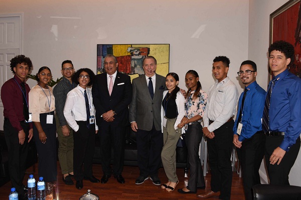 Estudiantes visitan al ministro de Educación 