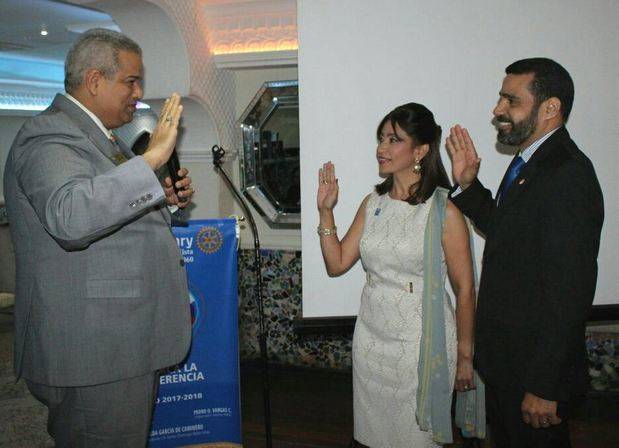Pedro Vargas juramenta a Hilda García y José Caminero como la nueva presidenta de Rotary Bella Vista.